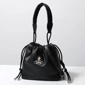 25FW 비비안웨스트우드 여성 힐러리 스몰 버킷백 블랙 4C03000AU S000D N403