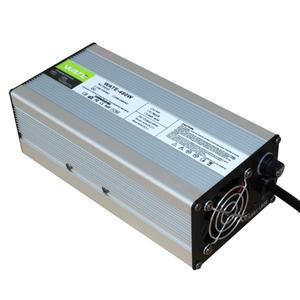 54.6V 8A 충전기는 전동 공구, 로봇, 전기 자동차 리튬 배터리에 적합합니다. 팬이 있는 48V 13S 넓은 전