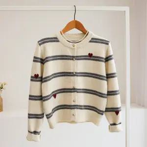 [잇수다] 센테뷰 하트 자수 스트라이프 배색 라운드 니트 가디건