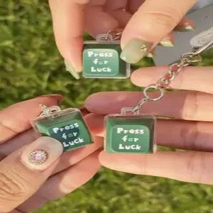 네잎클로버 수능 부적 응원 키캡 키링 행운 선물 [lucky 럭키 귀여운 딸깍이 키보드 열쇠고리 스트레스해소 합격 복 기원 우정 커플 네잎클로바 포인트 키캡키링 템 가꾸]