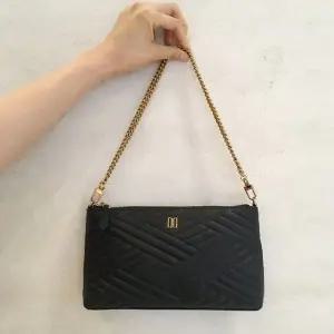 갤러리아 DCWA2E279BK 닥스 블랙 퀼팅 가죽 DD로고 숄더백