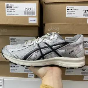 국내매장 아식스 조그100S 화이트블랙 발볼넓은 운동화