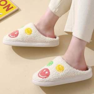 여성 스마일 뽀글이 겨울 방한 실내화 거실화 화이트 사무실실내화