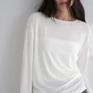 [롯데백화점]에잇세컨즈 여성 시어 루즈핏 긴소매 티셔츠  아이보리  325841LY20