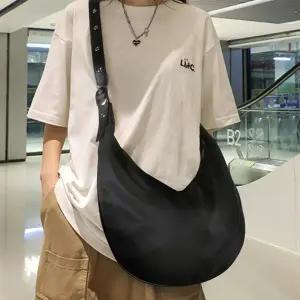 [다잇템] 여자 하프문 펀칭자수 버클 호보백 검정 미니멀리즘 크로스백