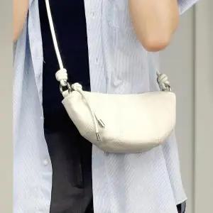 여성용 귀여운 가죽 스트랩 반달 미니 크로스백