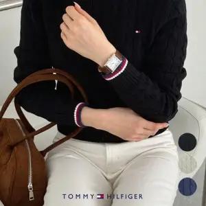 타미힐피거 크루넥 케이블 니트 남여공용 소매 로고 포인트