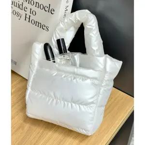 자석자금 핸드폰 지갑 수납 외출 패딩 미니 손가방 이쁜토트백 인싸템 여성토드백 데일리백