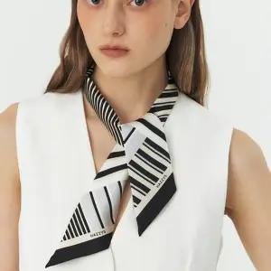 [헤지스](대구신세계)[SILK100%] 블랙 스트라이프 쁘띠 실크 스카프 HISC5F815BK