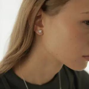 [모던라이크] [ 본사정품 / 실크 파우치 쇼핑백 증정 ] 14k 골드필드 실버 코튼 볼 침 귀걸이