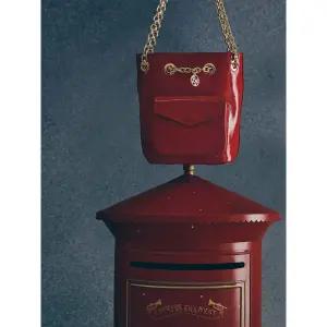 [빈폴ACC] (BE4XD3M116) 홀리데이 페이던트 포켓 버킷백 - 레드