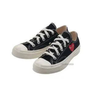 [롯데백화점]꼼데가르송 SS25 공용 로고 로우탑 스니커즈 AZ K128 001 BLACK