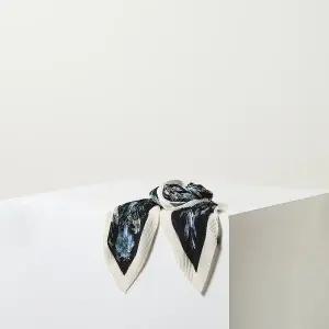 [닥스](센텀시티점)DCSC5F667N2[25FW][닥스스카프]네이비 플라워 플리츠 스카프