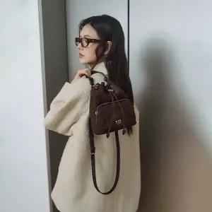 [롯데백화점]랩 아만다 복조리 스웨이드백(AR7AB803)