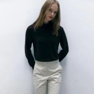 [하프클럽/S쏠레지아]에스쏠레지아 양두 하이넥 니트 탑 SOOBZPO020