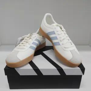 아디다스 남여 공용 운동화 스니커즈 단화 네오 VL 코트 2.0 화이트 블루 데일리 가벼운 발편한 패션운동화 Neo VL Court 2.0 스터드레이스 신발끈 제공