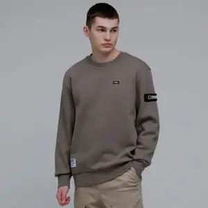 [내셔널지오그래픽] N234USW950 폴리카터 스몰 로고 풀기모 맨투맨 MOCHA