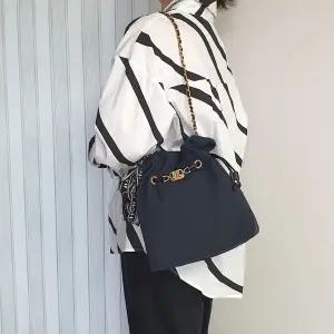 랑방 한섬 체인 리본장식 럭셔리 여성 숄더백 중고 가방 은피아노