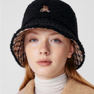 [닥스](강남점)DBHE3F855BK 블랙 곰돌이자수 부클 양면 남녀공용 버킷햇