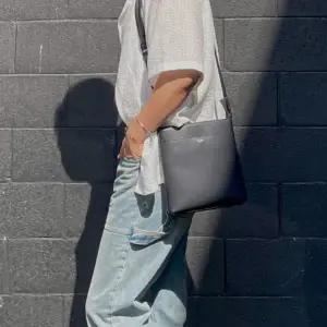 [헤지스](대전신세계)[여행용][데일리] 블랙 로고배색 가죽 크로스백 HJBA5F892BK