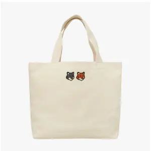 [롯데백화점]메종 키츠네 [메종키츠네]더블 폭스 헤드 패치 토트백(OW511CFWW0096 P700 )