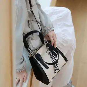 여성 숄더백 기본 심플 스퀘어 쉐입 데일리백 스카프키링 포함