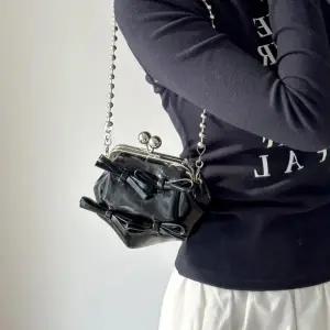 [아도라하우스]어반백 여성미니백 리본 에나멜 프레임 미니백URB_W049