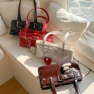 [아도라하우스]어반백 여성숄더/쇼퍼백 여성 벨트 장식 숄더백URB_W305