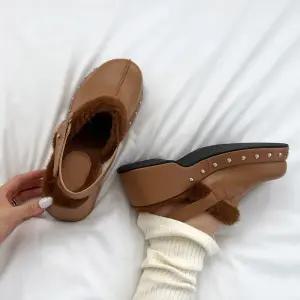 SOVO 세베르 털안감 플랫폼 크로그 통굽 슬링백 6cm