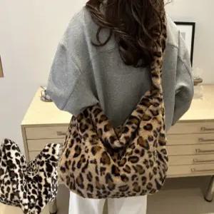 겨울 레오파드숄더백 레오파드 페이크 퍼 에코백 레오파드가방 호피 털 가방 호피 숄더백 호피에코백 겨울