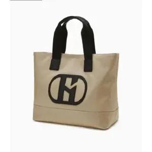 [갤러리아] [25FW]베이지 여성 로고 장식 나일론 토트백HWBA5F952I2