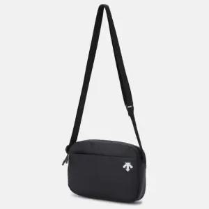 데상트 스몰 패디드 크로스백 B1 SQ323UBG90 BLK0 WHT0