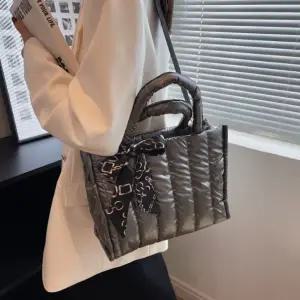 여성 패딩 빅숄더백 실버 스카프 가방 누빔 가방