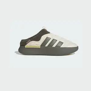 아디다스 남녀공용 방한화 털 슬리퍼 아디퍼프 뮬 카키 올리브 베이지 발편한 가벼운 슬립온 패딩슈즈 ADIPUFF 스터드레이스 신발끈 제공