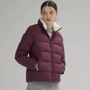 [스케쳐스]{매장정품} 스케쳐스 SKECHERS 공식 여성 내추럴 웜 플리스 헝가리 화이트 다운 자켓버건디 9458