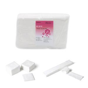 강아지 귀청소 관리용 사각 화장솜 4cm(의약외품) / 손 일상 볼