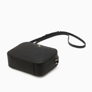 [NS홈쇼핑][헤지스ACC] HIWA4F180BK 블랙 가죽   퍼피 카메라백[34497209]