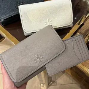 토리버치 테아 페블 가죽 크로스바디 위드 플랫월렛 146467