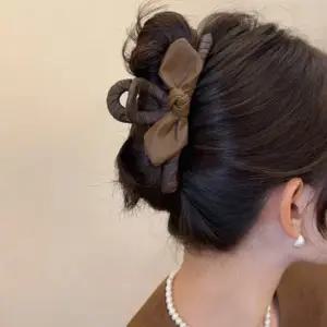 이쁘다 니스라 레더 리본 집게핀