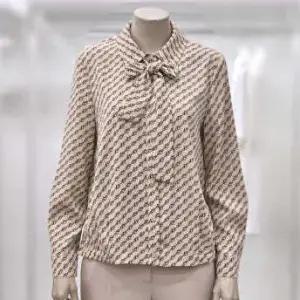 [프렐린]RBB253011 리본 타이 셔츠 카라넥 프린트 블라우스