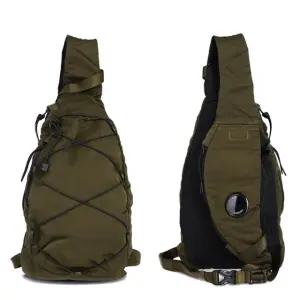 [CP컴퍼니] 렌즈 와펜 RCCMAC735A 683 CP컴퍼니 슬링백 백팩