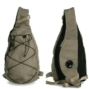 [CP컴퍼니] 렌즈 와펜 19CMAC735A 356 CP컴퍼니 슬링백 백팩