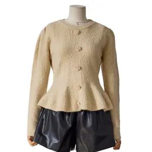 [롯데백화점]포커스 우아 로즈 단추 니트_FW4K3KT3216