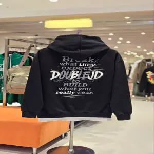 더블제이디 (남녀공용) DBJD 레터링 로고 자수 오버핏 후드 티셔츠 JGZK30802(BK)