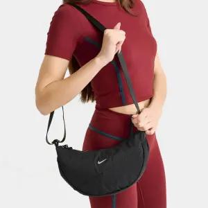 나이키 아우라 크레센트 크로스 바디 백 HQ4370-013