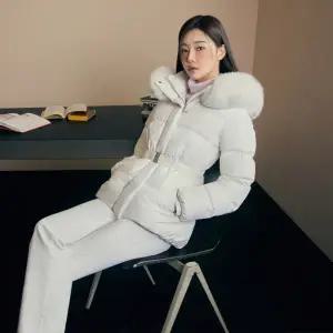 [롯데백화점]에고이스트 [이시안 착용] 웨이스트 테이프 장식 숏 구스점퍼 ER4TD002