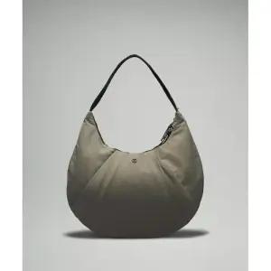 룰루레몬 플리티드 숄더백 Pleated Shoulder Bag