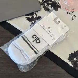 alo 알로 요가 남녀공용 양말 UNISEX THROWBACK SOCK Collar 4종