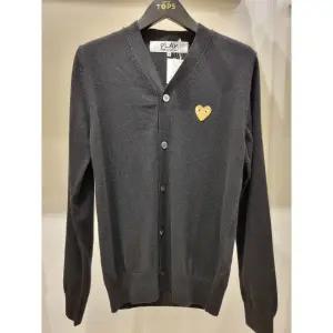 [롯데백화점]꼼데가르송 P1N050 (골드하트 브이넥 가디건)