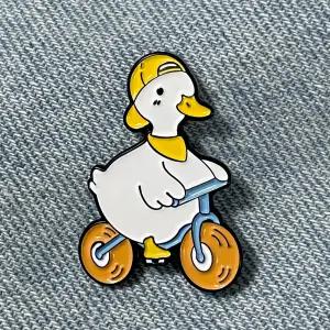 BTZ032 자전거 타고 있는 오리 뱃지 배지 브로치
